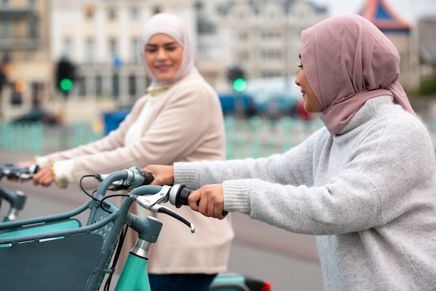 Les femmes portant le hijab passent un bon moment