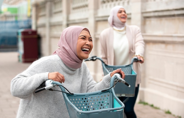 Photo gratuite les femmes portant le hijab passent un bon moment