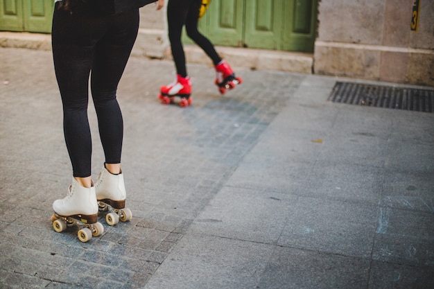 Les femmes portant des rouleaux roulant sur le trottoir