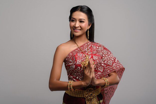 Femmes portant des vêtements thaïlandais respectueux, symbole sawasdee