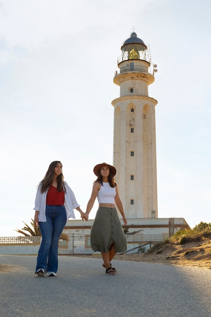 Photo gratuite des femmes posent avec un phare.