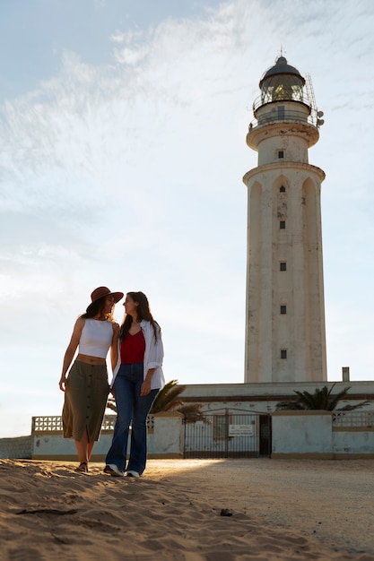 Photo gratuite des femmes posent avec un phare.