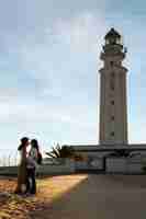 Photo gratuite des femmes posent avec un phare.