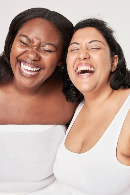 Femmes De Positivité Du Corps Riant Heureux Plus Modèle De Taille Posant