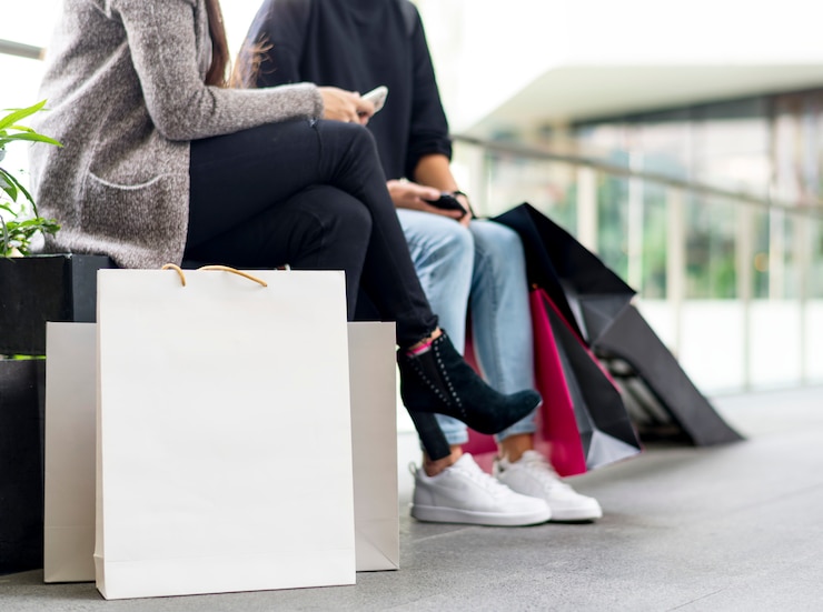 Photo gratuit femmes prenant une pause en faisant du shopping