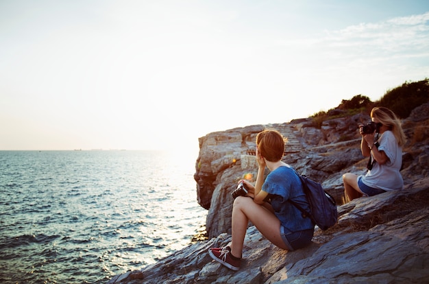 Femmes prenant des photos au bord de mer