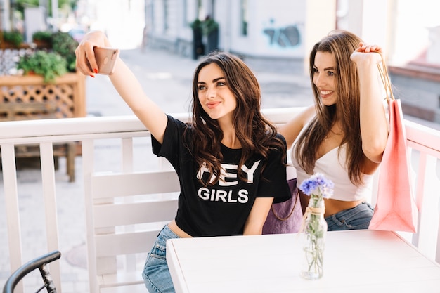 Femmes prenant selfie au café