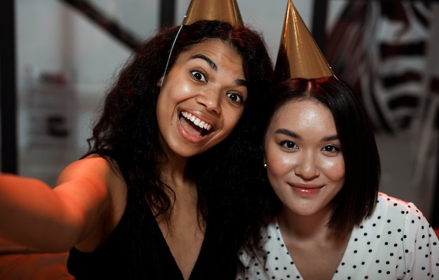 Femmes prenant un selfie à la fête du nouvel an