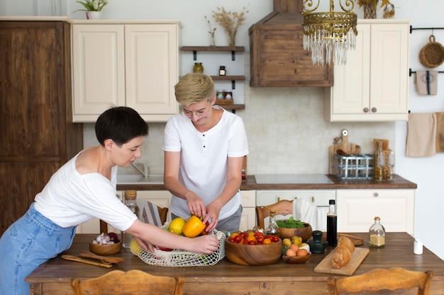 Femmes préparant des aliments sains