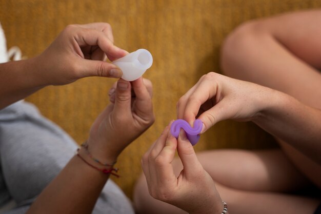 Femmes avec des produits menstruels réutilisables