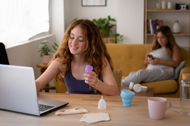 Femmes avec des produits menstruels réutilisables