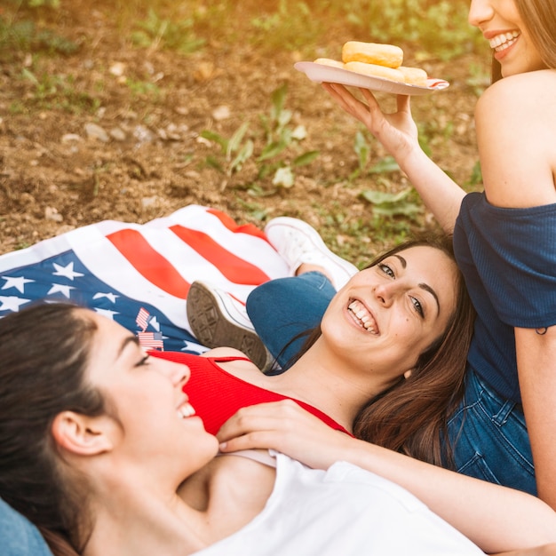 Photo gratuite femmes qui passent du temps dans le parc