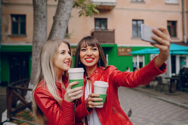 Les femmes qui prennent une photo