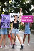 Photo gratuite des femmes qui protestent ensemble pour leurs droits