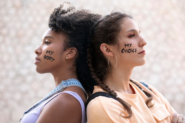 Photo gratuite des femmes qui protestent ensemble pour leurs droits