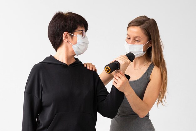 Des femmes qui s'entraident s'entraînent après covid