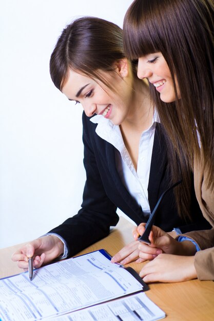 Les femmes qui travaillent avec des documents dans le bureau