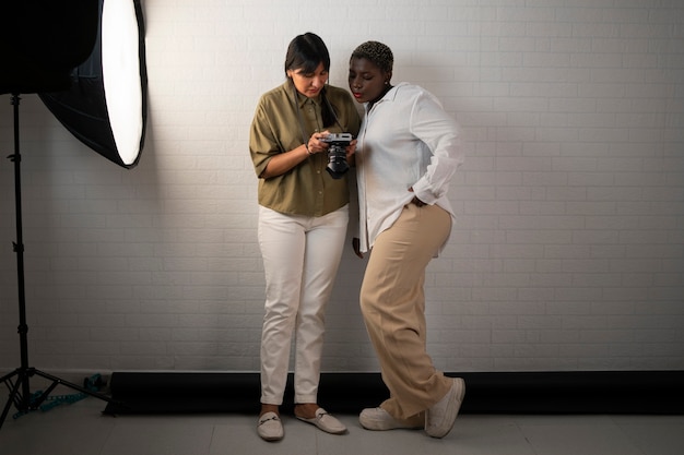 Photo gratuite des femmes qui travaillent ensemble