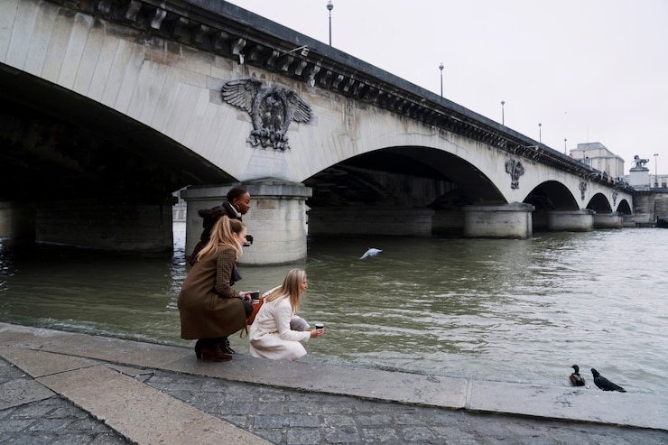 Photo gratuit les femmes qui voyagent à paris