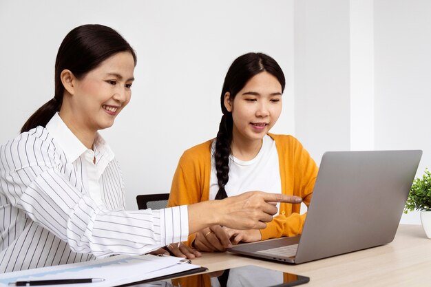 Femmes réfléchissant à de nouvelles idées pour un projet de travail