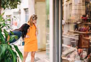 Photo gratuite femmes regardant le magasin