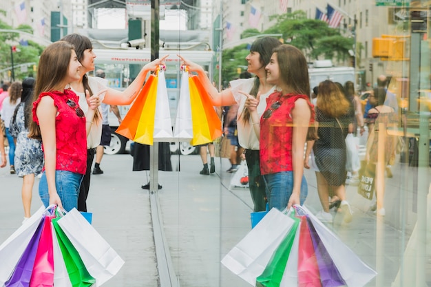 Femmes regardant la vitrine