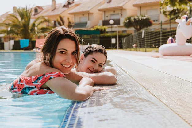 Femmes relaxantes à côté de la piscine