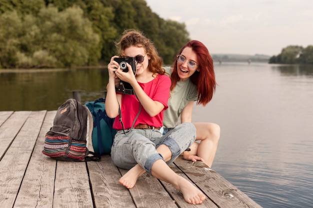 Femmes restant à quai et prenant des photos