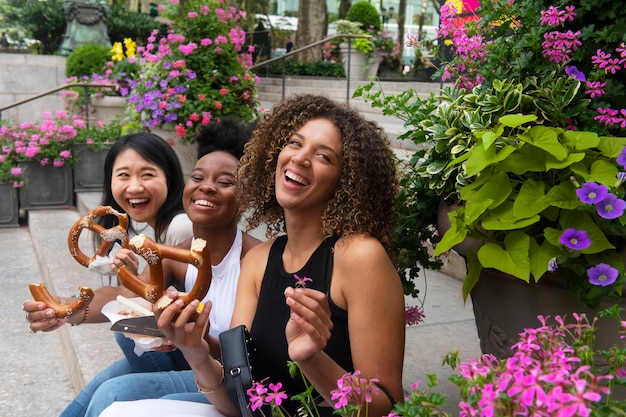 Femmes s'amusant au festival de la gastronomie