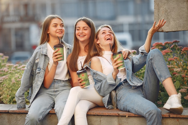 femmes s'amusant dans la rue en prenant un café