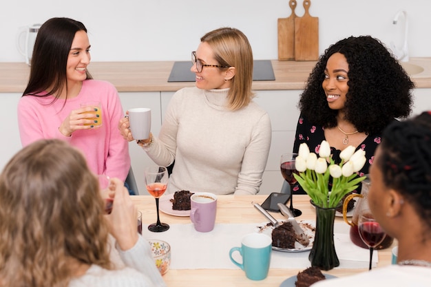 Femmes S'amusant Ensemble