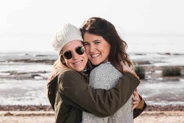 Femmes s&#39;embrassant au bord de la mer