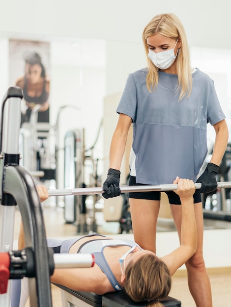 Les femmes s'entraînent au gymnase pendant la pandémie