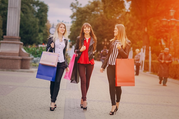 Les femmes avec des sacs d&#39;achat