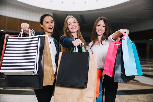 Femmes avec des sacs dans le centre commercial