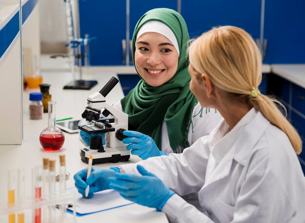Femmes scientifiques en laboratoire avec microscope