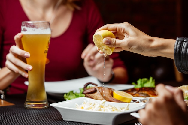 femmes, serrer, citron, sommet, ficelle-fromage, bière, casse-croûte