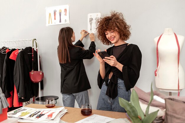 Femmes shopping vêtements