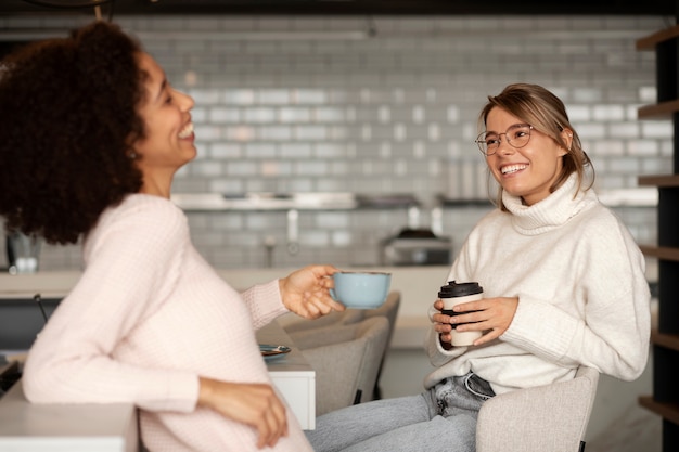 Photo gratuite femmes smiley coup moyen avec café