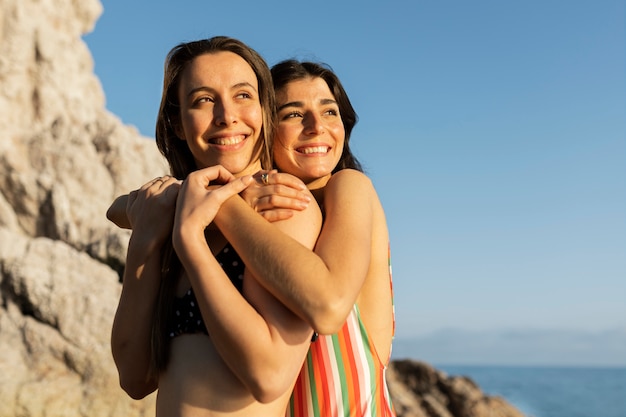 Femmes smiley coup moyen étreignant