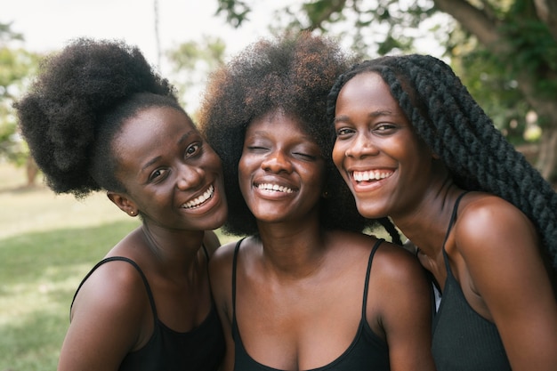 Photo gratuite femmes smiley coup moyen à l'extérieur