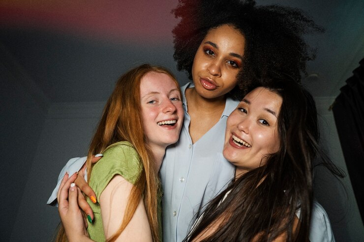 Photo gratuit femmes smiley coup moyen à l'intérieur