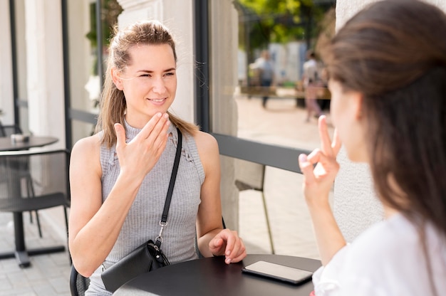 Femmes sourdes communiquant par la langue des signes