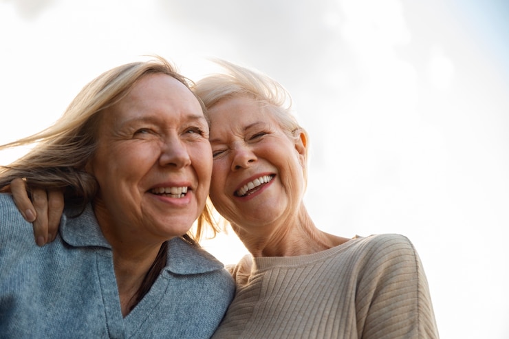 Photo gratuit femmes souriantes à angle bas dans la nature