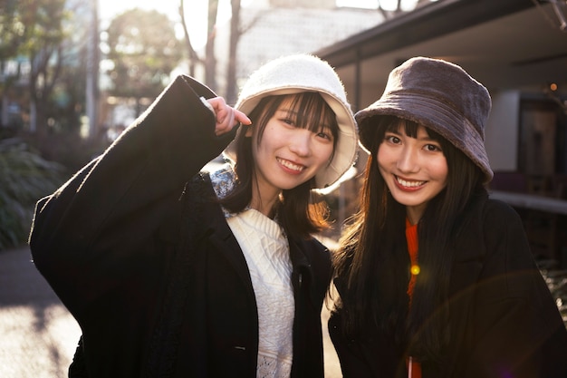 Femmes souriantes à coup moyen avec des chapeaux de seau