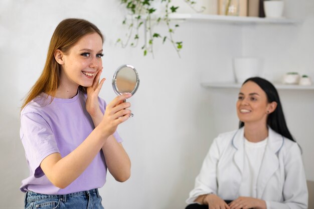 Femmes souriantes à coup moyen dans le salon