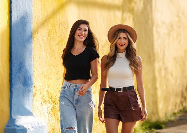 Photo gratuite femmes souriantes à coup moyen passant du temps à l'extérieur