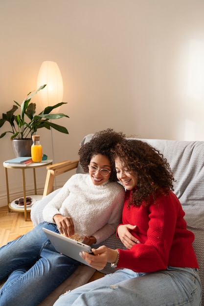 Femmes souriantes à coup moyen avec tablette