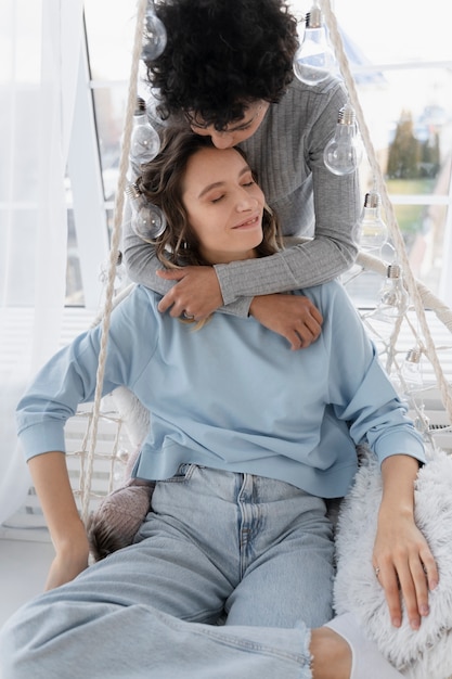 Photo gratuite femmes souriantes à coup moyen