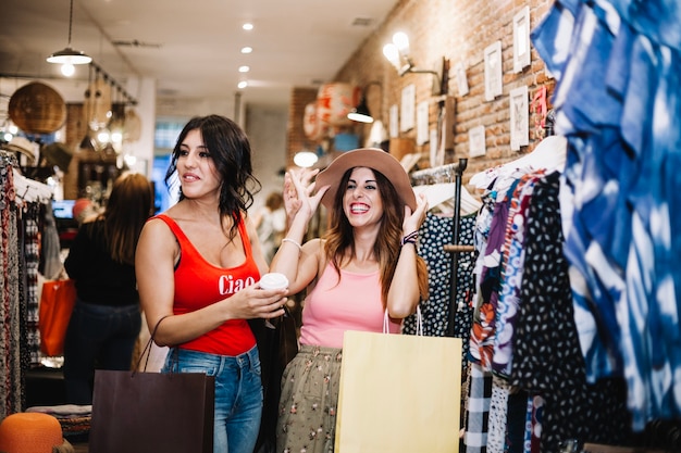 Les femmes souriantes mettent leurs vêtements